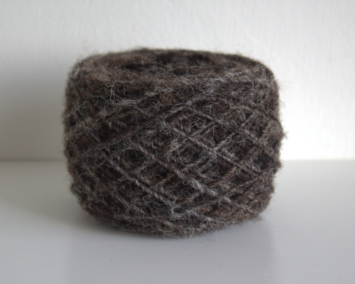 Ovillo de Lana Gris Oscuro, 100gr