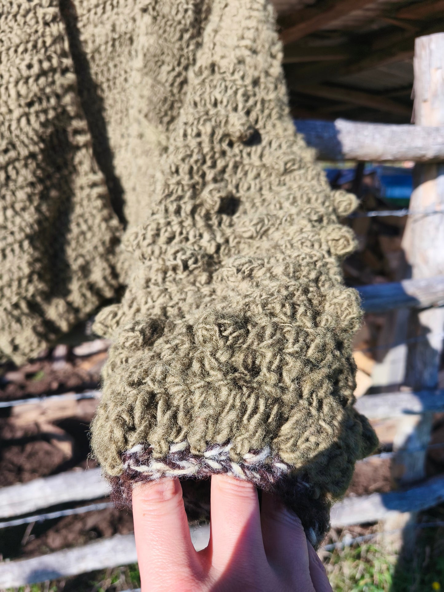Cardigan a tejido a crochet en lana chilota