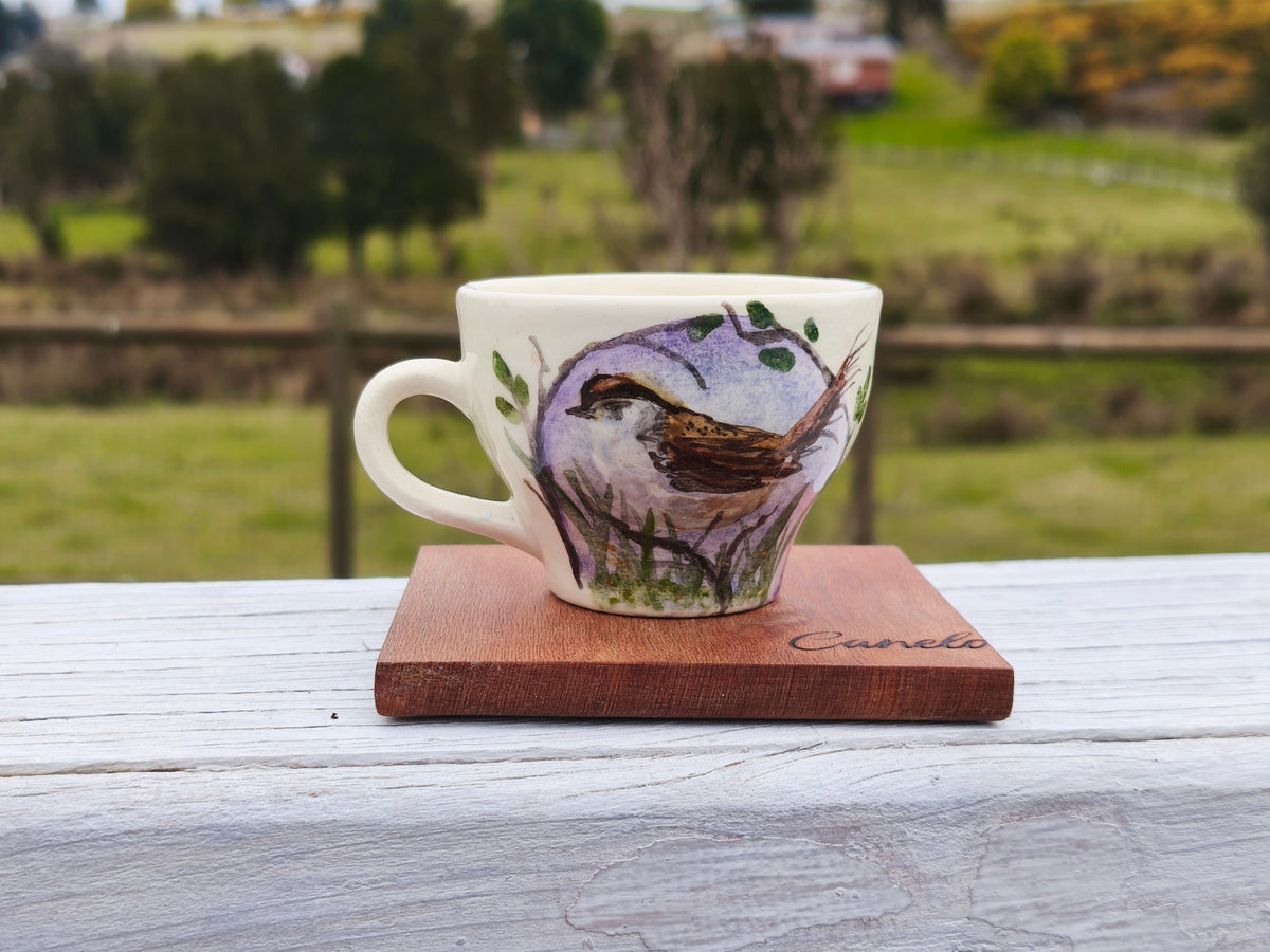 Taza pequeña con plato, Cerámica pintada a mano