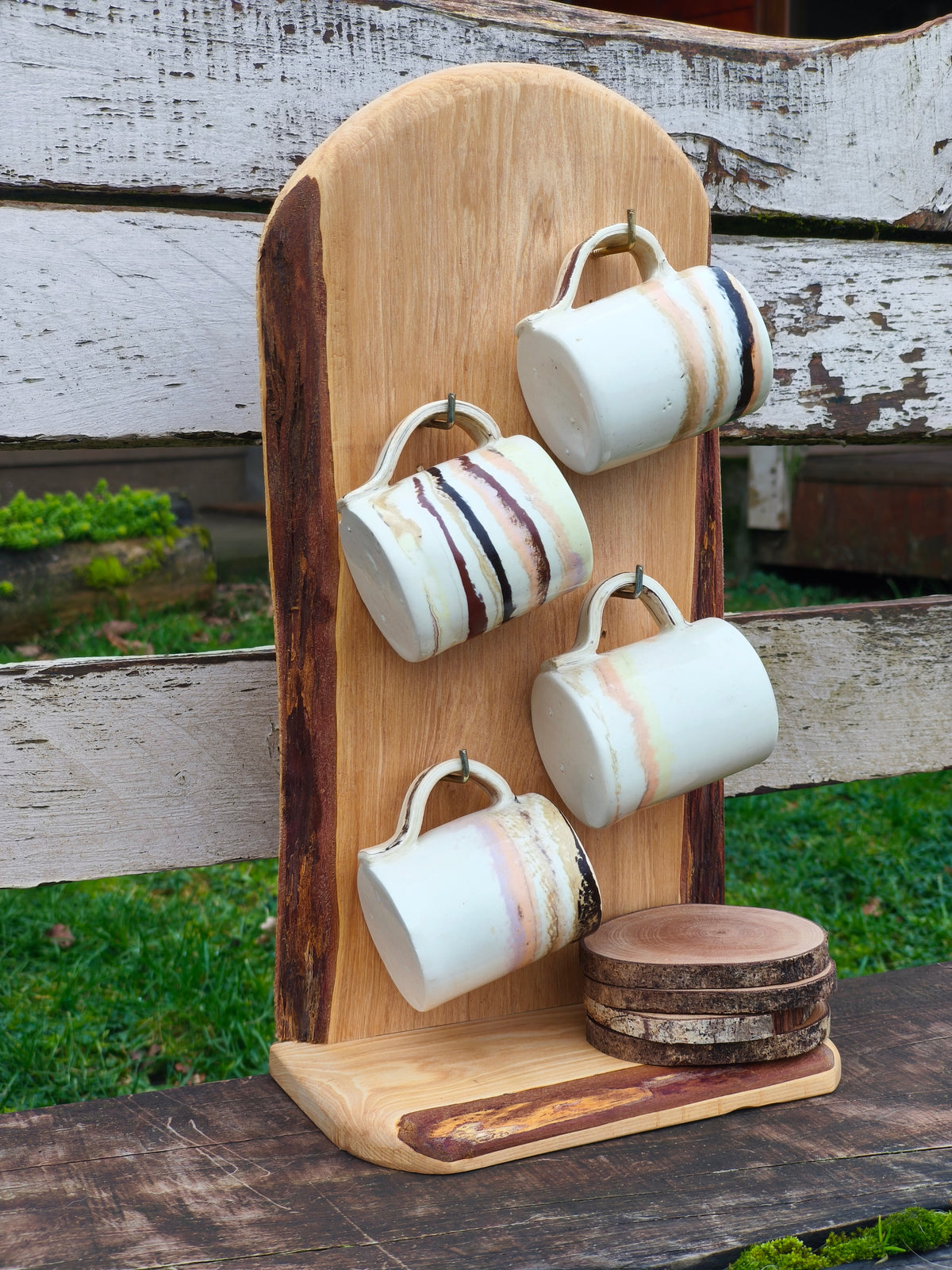 Set 4 Tazas con Plato y Base de Madera, Canto de Rana