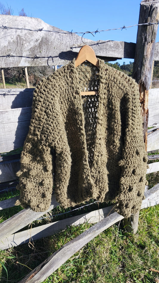 Cardigan a tejido a crochet en lana chilota
